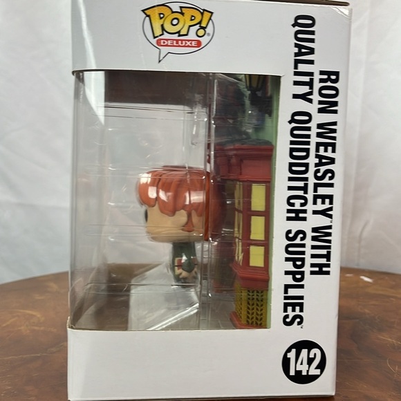 Ron Weasley with quality Quidditch supplies pop deluxe figure with scene 142 - Picture 2 of 3